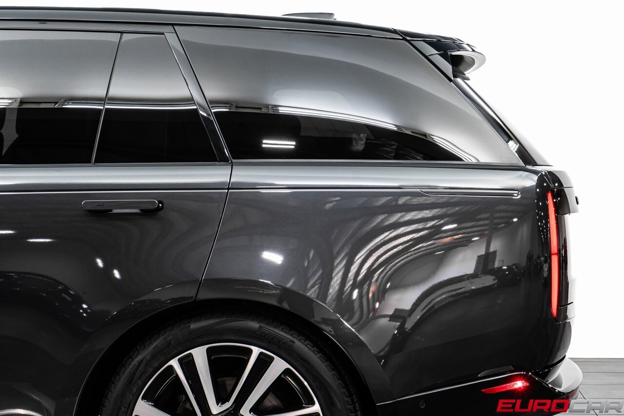 2023 Land Rover Range Rover P530 SE  *SHADOW EXTERIOR PACKAGE * PANORAMIC ROOF* - Photo 14 - Costa Mesa, CA 92626