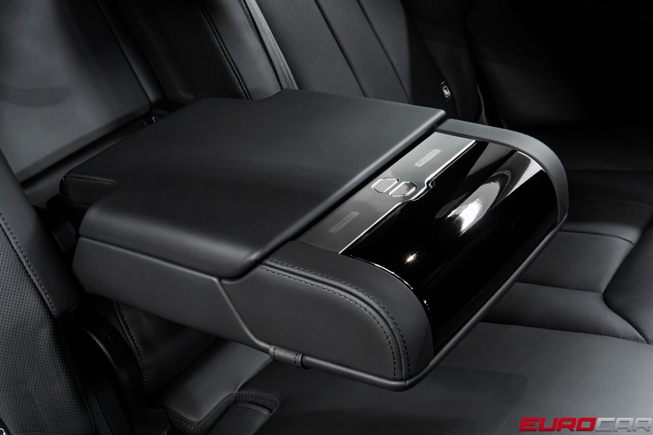 2023 Land Rover Range Rover P530 SE  *SHADOW EXTERIOR PACKAGE * PANORAMIC ROOF* - Photo 37 - Costa Mesa, CA 92626
