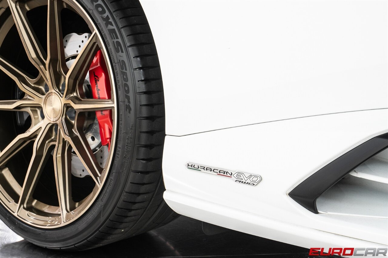 2022 Lamborghini Huracan EVO Spyder  *WHITE/WHITE SPEC * FRONT AXLE LIFT* - Photo 13 - Costa Mesa, CA 92626