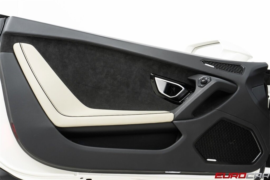 2022 Lamborghini Huracan EVO AWD  *ONLY 1900 MILES * RARE AWD EVO* - Photo 25 - Costa Mesa, CA 92626