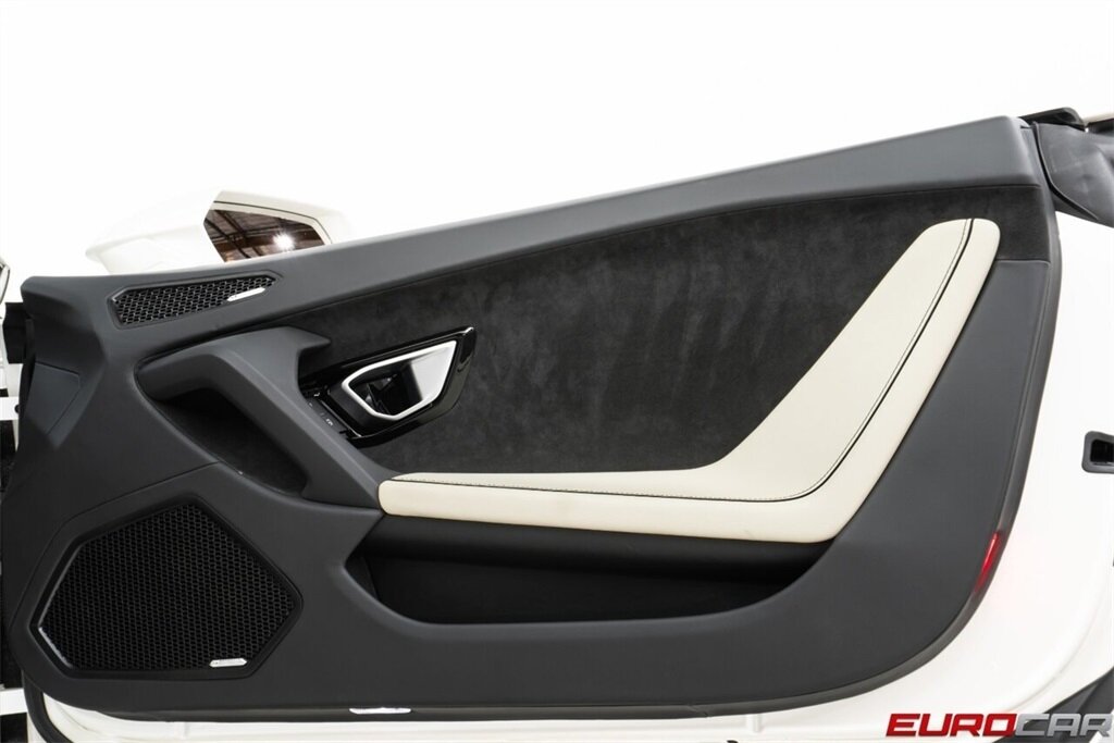 2022 Lamborghini Huracan EVO AWD  *ONLY 1900 MILES * RARE AWD EVO* - Photo 24 - Costa Mesa, CA 92626