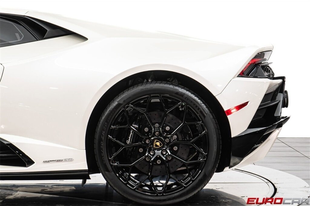 2022 Lamborghini Huracan EVO AWD  *ONLY 1900 MILES * RARE AWD EVO* - Photo 16 - Costa Mesa, CA 92626