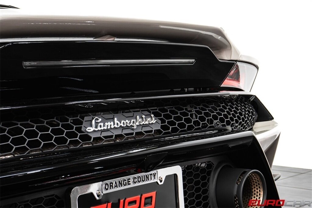 2022 Lamborghini Huracan EVO AWD  *ONLY 1900 MILES * RARE AWD EVO* - Photo 20 - Costa Mesa, CA 92626