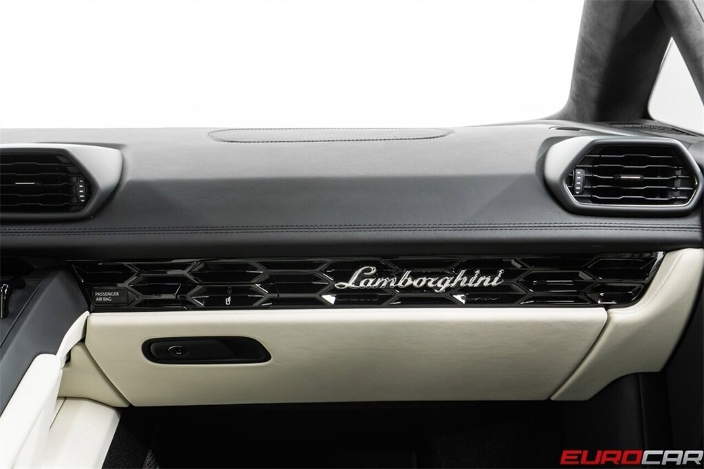 2022 Lamborghini Huracan EVO AWD  *ONLY 1900 MILES * RARE AWD EVO* - Photo 35 - Costa Mesa, CA 92626
