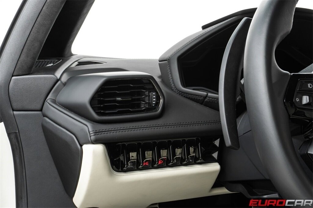 2022 Lamborghini Huracan EVO AWD  *ONLY 1900 MILES * RARE AWD EVO* - Photo 27 - Costa Mesa, CA 92626