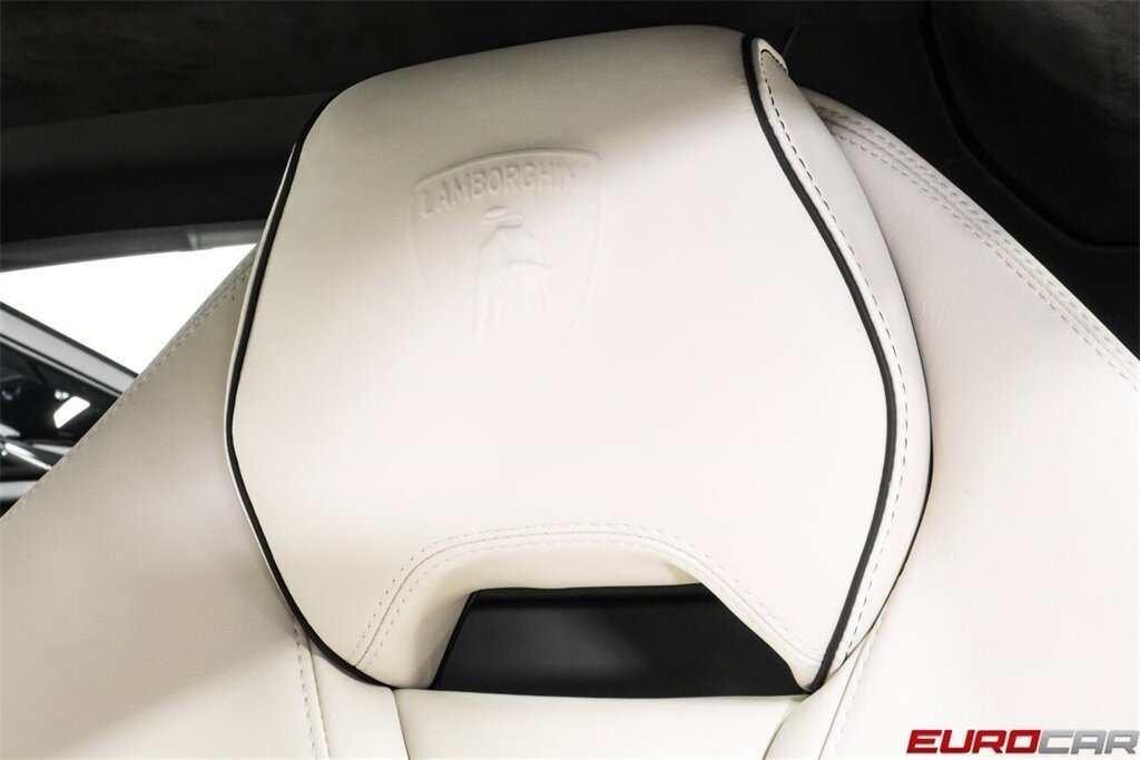 2022 Lamborghini Huracan EVO AWD  *ONLY 1900 MILES * RARE AWD EVO* - Photo 39 - Costa Mesa, CA 92626