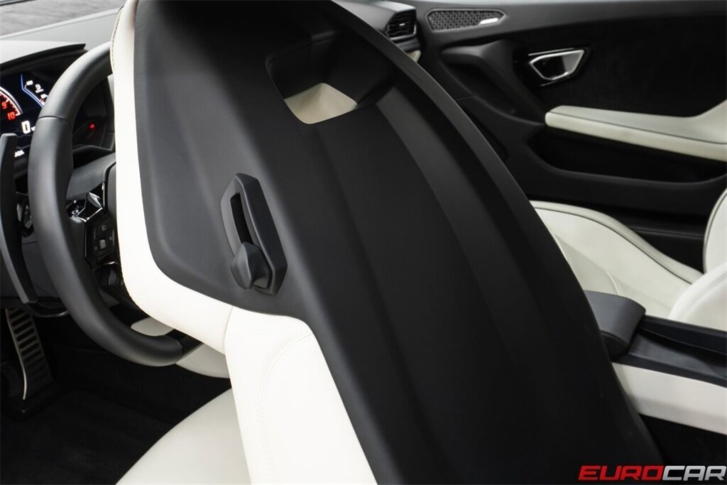2022 Lamborghini Huracan EVO AWD  *ONLY 1900 MILES * RARE AWD EVO* - Photo 38 - Costa Mesa, CA 92626