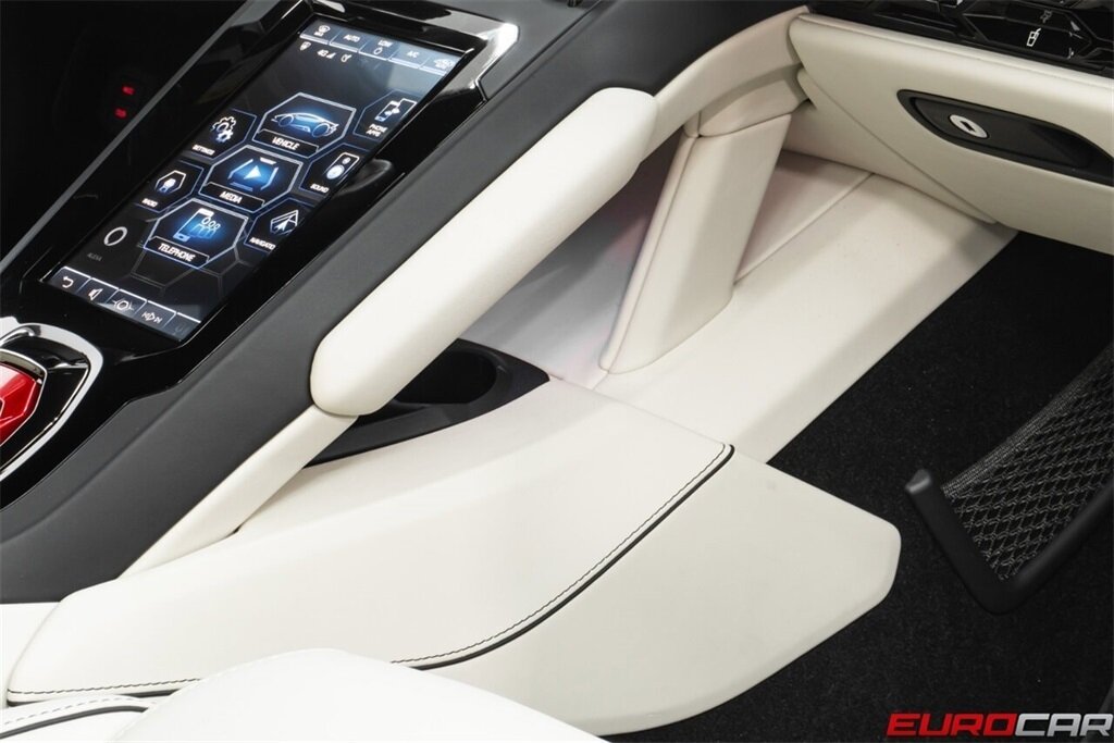 2022 Lamborghini Huracan EVO AWD  *ONLY 1900 MILES * RARE AWD EVO* - Photo 34 - Costa Mesa, CA 92626