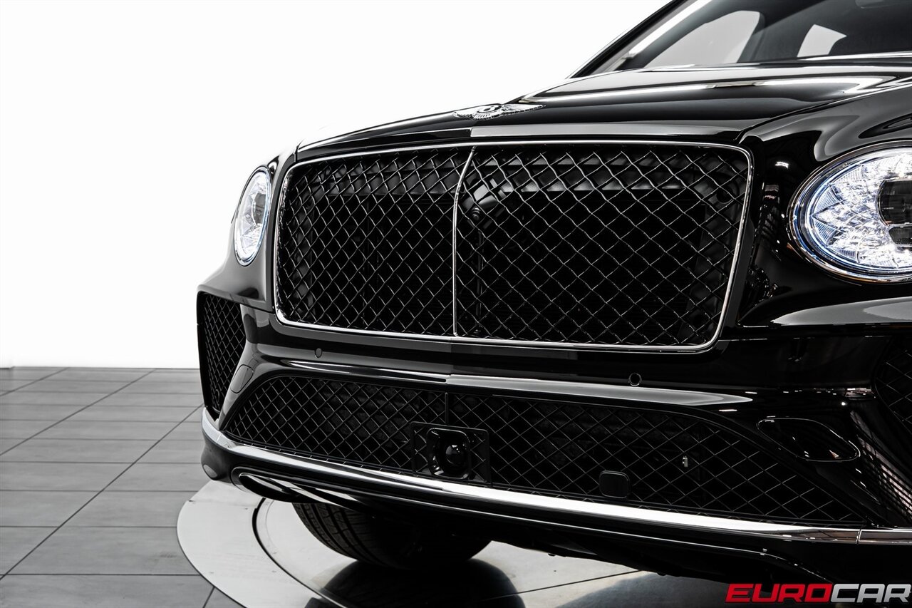 2024 Bentley Bentayga V8 *FRONT SEAT COMFORT SPEC * PANORAMIC SUNROOF*   - Photo 11 - Costa Mesa, CA 92626
