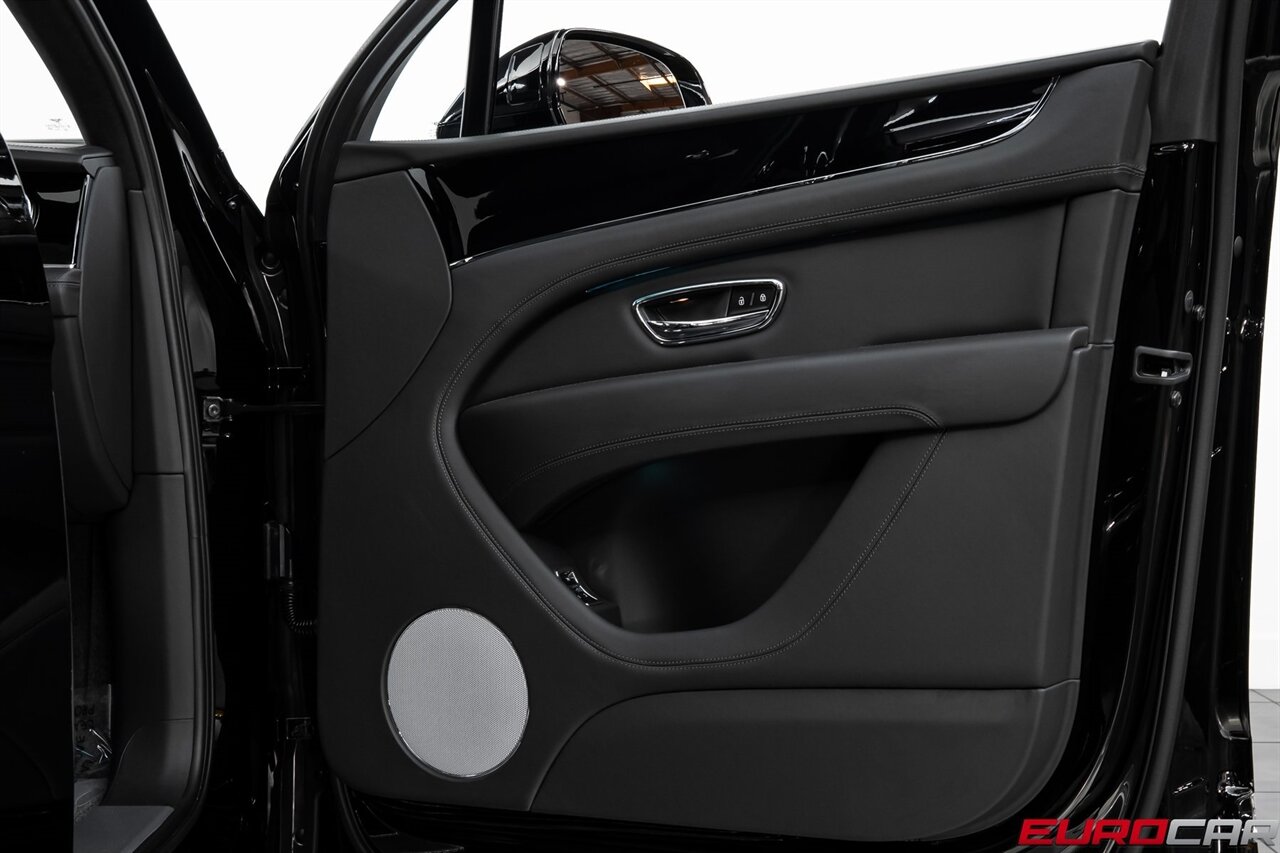 2024 Bentley Bentayga V8 *FRONT SEAT COMFORT SPEC * PANORAMIC SUNROOF*   - Photo 21 - Costa Mesa, CA 92626