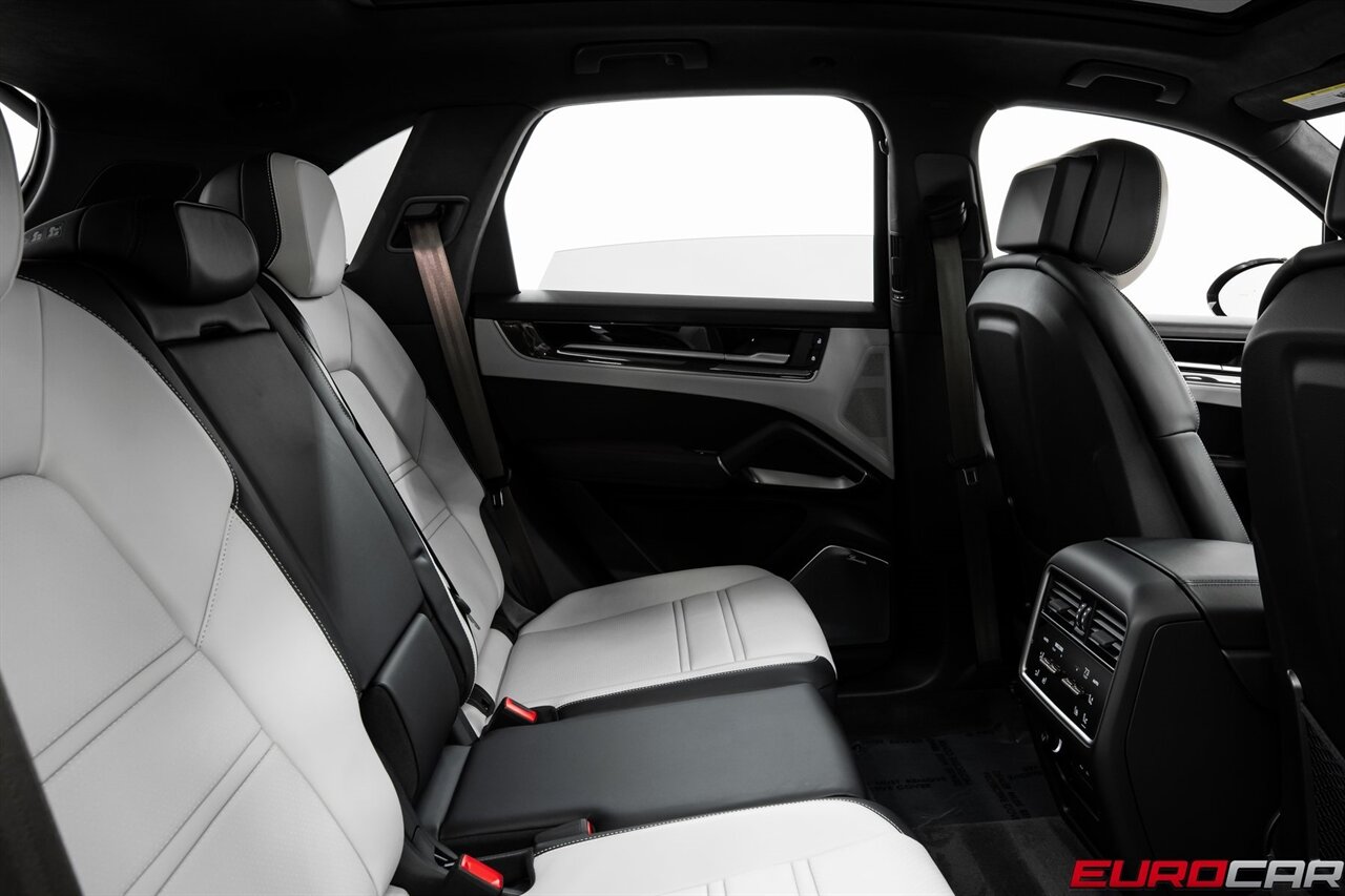 2025 Porsche Cayenne Turbo *PREMIUM PACKAGE * PASSENGER DISPLAY*   - Photo 40 - Costa Mesa, CA 92626