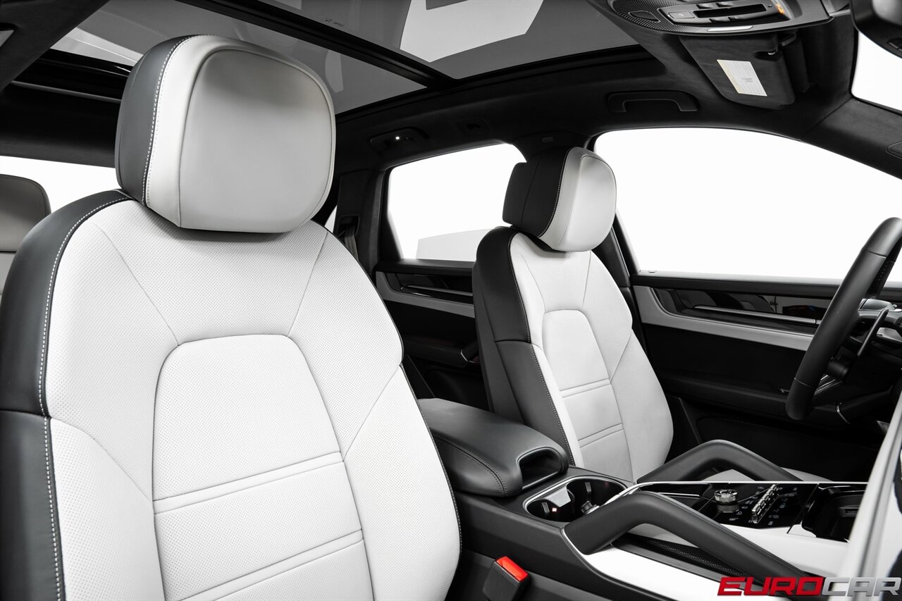 2025 Porsche Cayenne Turbo *PREMIUM PACKAGE * PASSENGER DISPLAY*   - Photo 39 - Costa Mesa, CA 92626