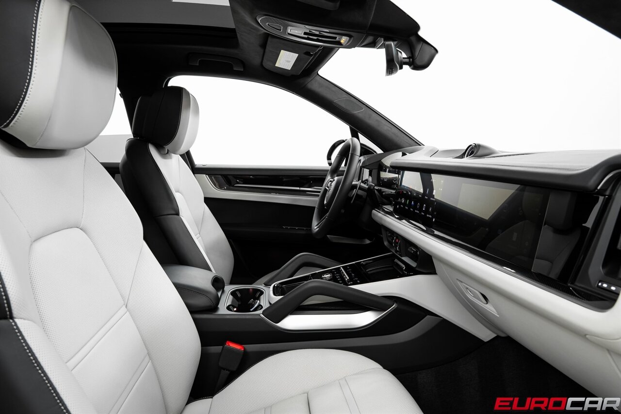 2025 Porsche Cayenne Turbo *PREMIUM PACKAGE * PASSENGER DISPLAY*   - Photo 38 - Costa Mesa, CA 92626