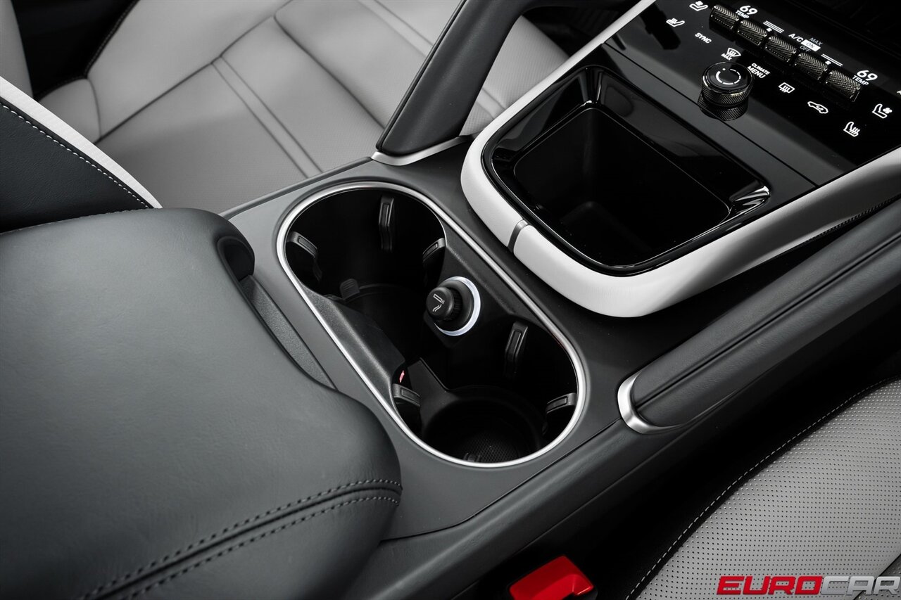 2025 Porsche Cayenne Turbo *PREMIUM PACKAGE * PASSENGER DISPLAY*   - Photo 34 - Costa Mesa, CA 92626