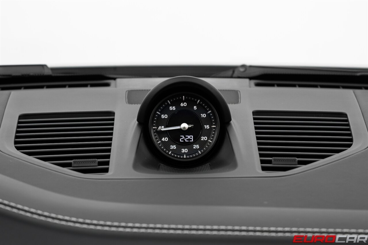 2025 Porsche 911 Targa 4 GTS *FRONT AXLE LIFT * PREMIUM PACKAGE* - Photo 34 - Costa Mesa, CA 92626