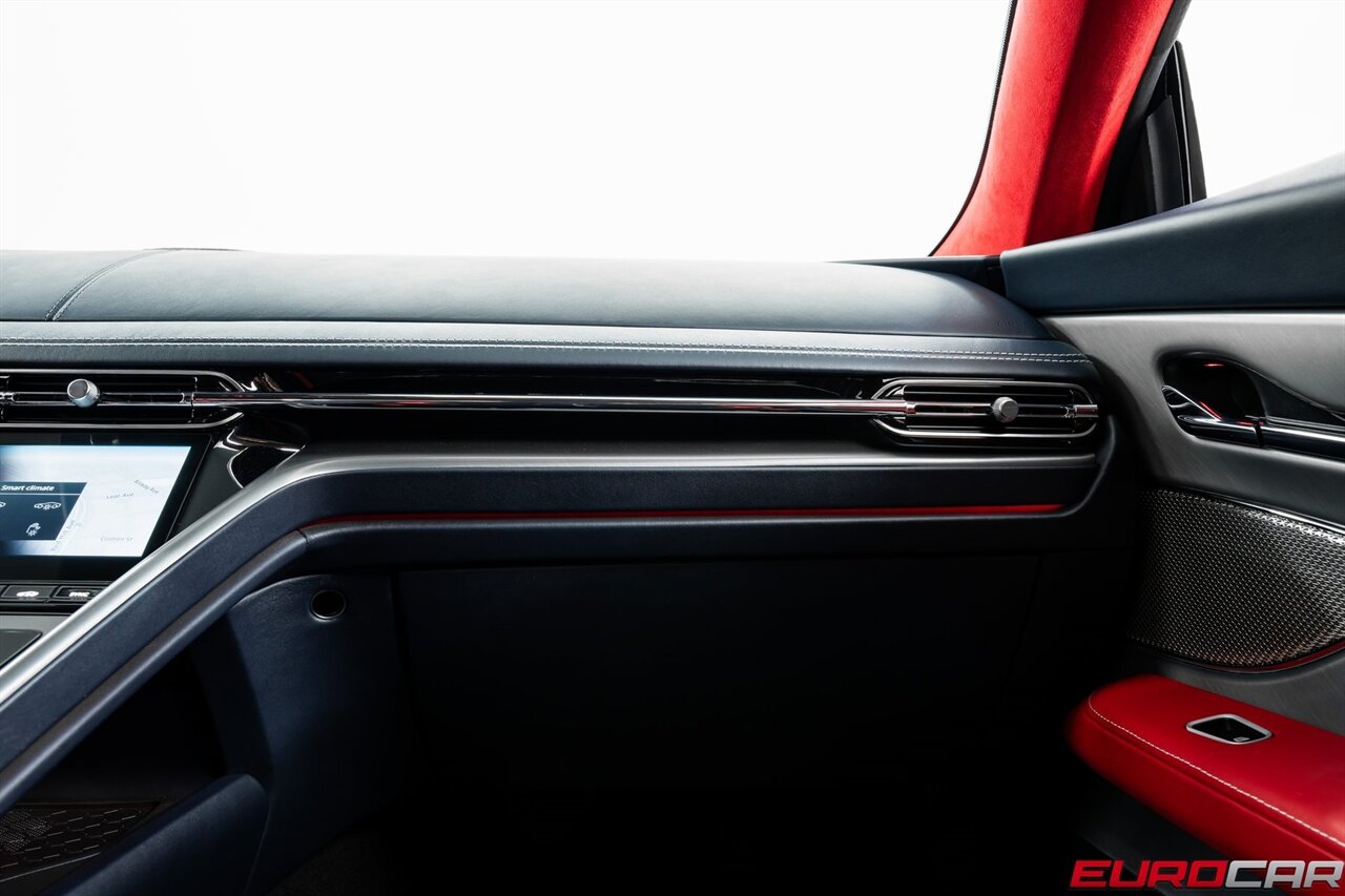 2024 Aston Martin DB12 V8  *HIGHLY OPTIONED* ONLY 3800 Pampered Miles* - Photo 31 - Costa Mesa, CA 92626