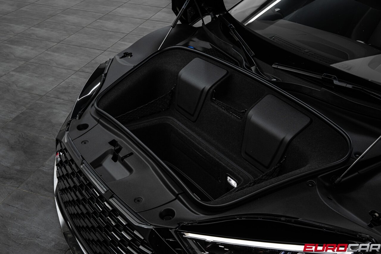 2022 Audi R8 5.2 V10 Performance RWD *CARBON FIBER SIDE BLADES * IMMACULATE CONDITION* - Photo 10 - Costa Mesa, CA 92626