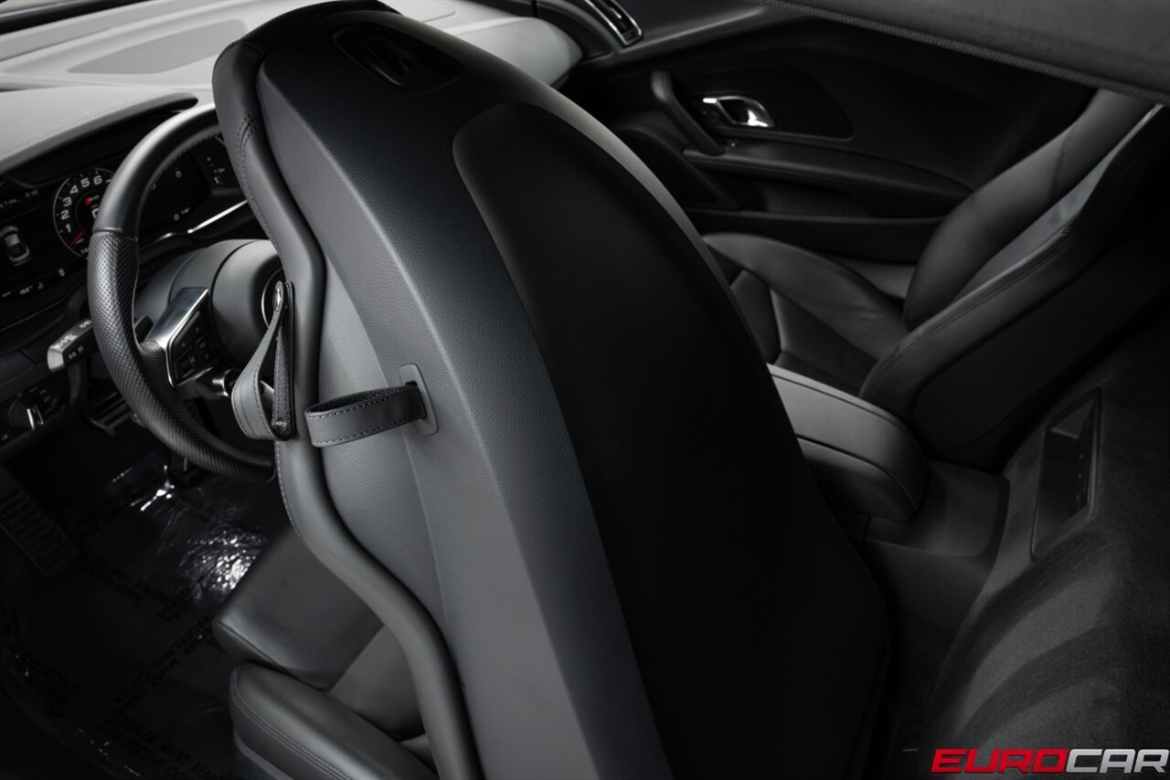 2022 Audi R8 5.2 V10 Performance RWD *CARBON FIBER SIDE BLADES * IMMACULATE CONDITION* - Photo 40 - Costa Mesa, CA 92626