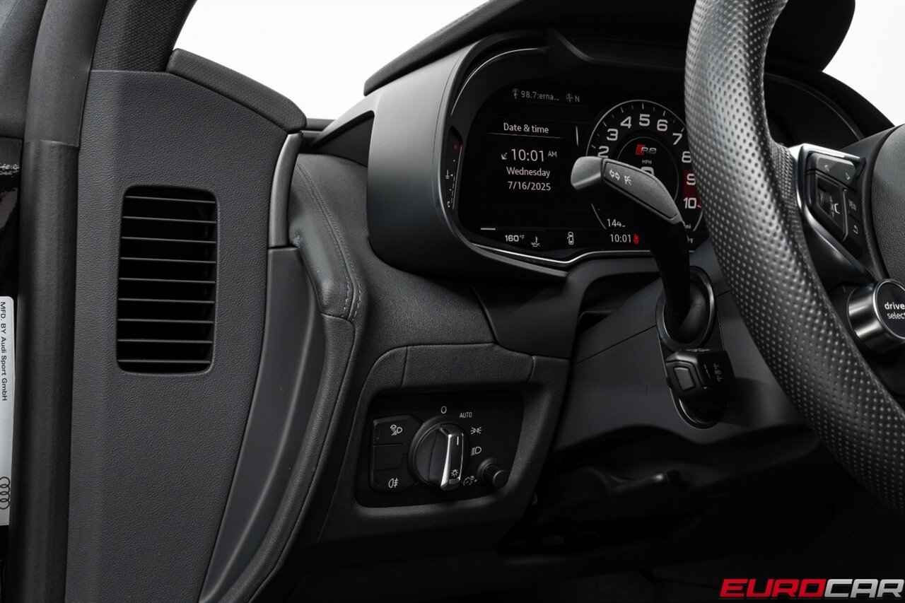 2022 Audi R8 5.2 V10 Performance RWD *CARBON FIBER SIDE BLADES * IMMACULATE CONDITION* - Photo 27 - Costa Mesa, CA 92626