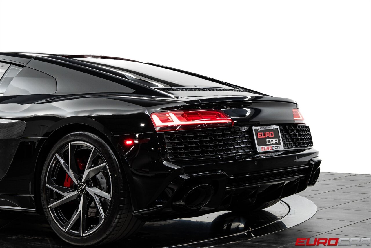 2022 Audi R8 5.2 V10 Performance RWD *CARBON FIBER SIDE BLADES * IMMACULATE CONDITION* - Photo 17 - Costa Mesa, CA 92626