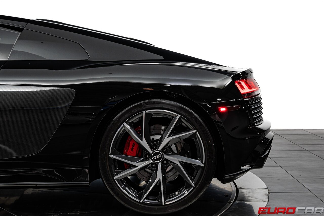 2022 Audi R8 5.2 V10 Performance RWD *CARBON FIBER SIDE BLADES * IMMACULATE CONDITION* - Photo 16 - Costa Mesa, CA 92626