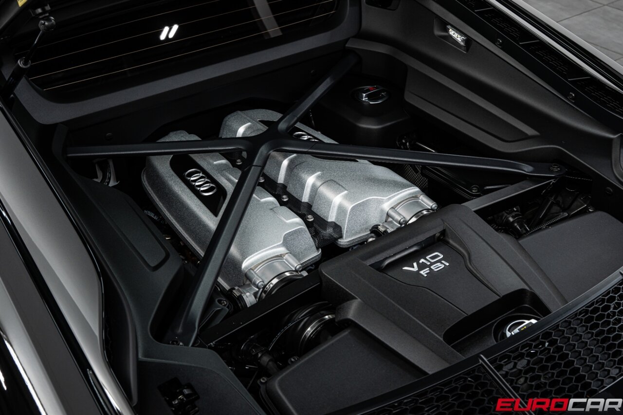 2022 Audi R8 5.2 V10 Performance RWD *CARBON FIBER SIDE BLADES * IMMACULATE CONDITION* - Photo 19 - Costa Mesa, CA 92626