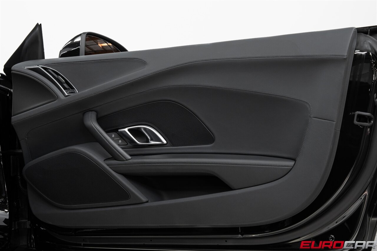 2022 Audi R8 5.2 V10 Performance RWD *CARBON FIBER SIDE BLADES * IMMACULATE CONDITION* - Photo 24 - Costa Mesa, CA 92626