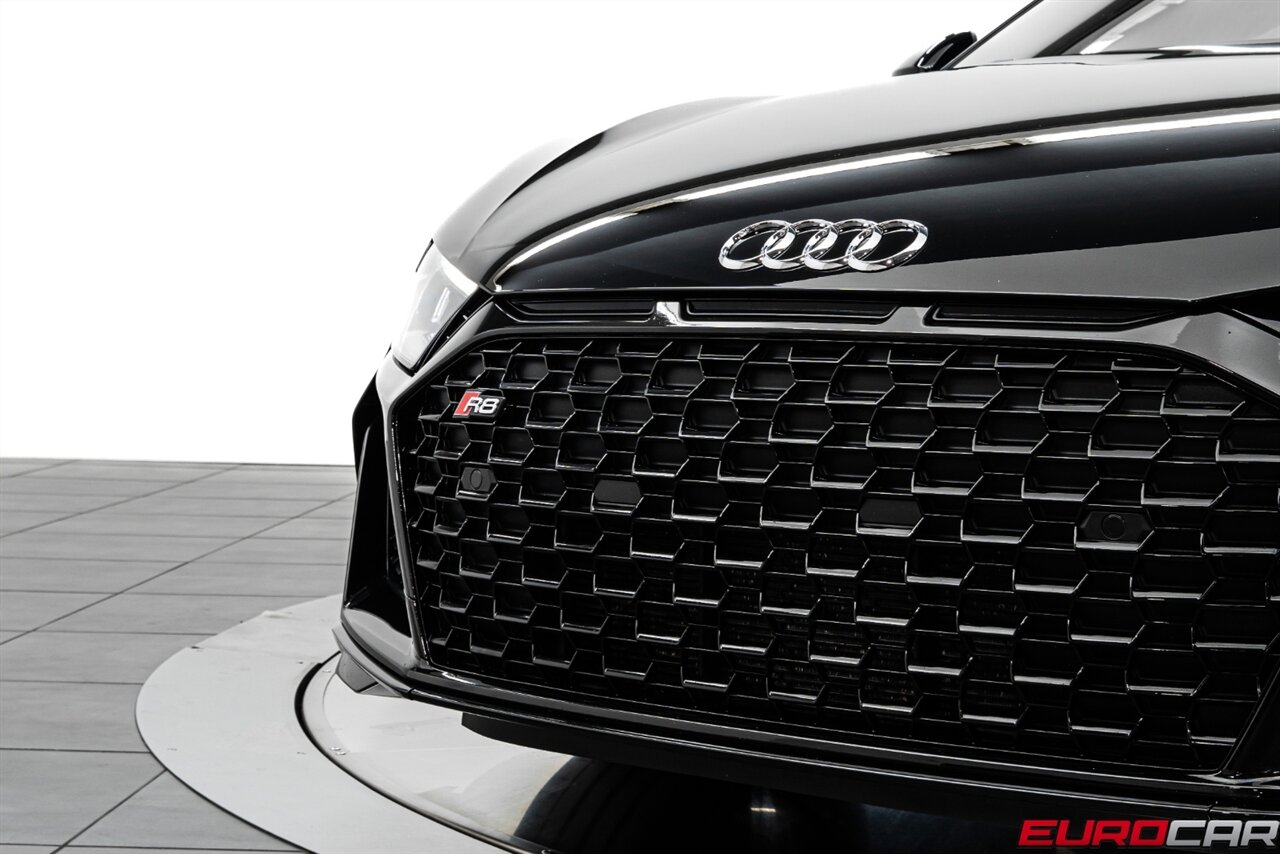 2022 Audi R8 5.2 V10 Performance RWD *CARBON FIBER SIDE BLADES * IMMACULATE CONDITION* - Photo 11 - Costa Mesa, CA 92626
