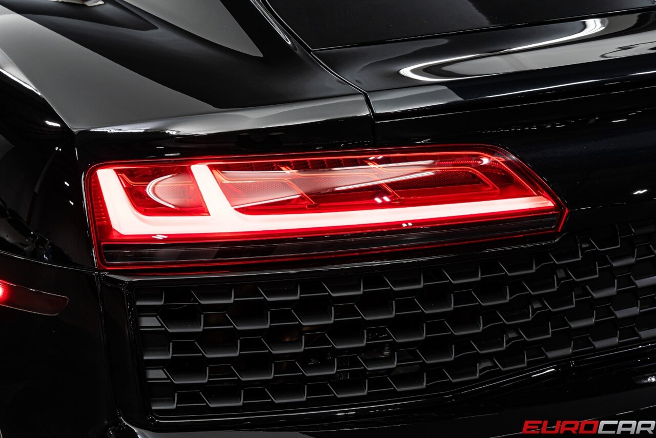 2022 Audi R8 5.2 V10 Performance RWD *CARBON FIBER SIDE BLADES * IMMACULATE CONDITION* - Photo 20 - Costa Mesa, CA 92626