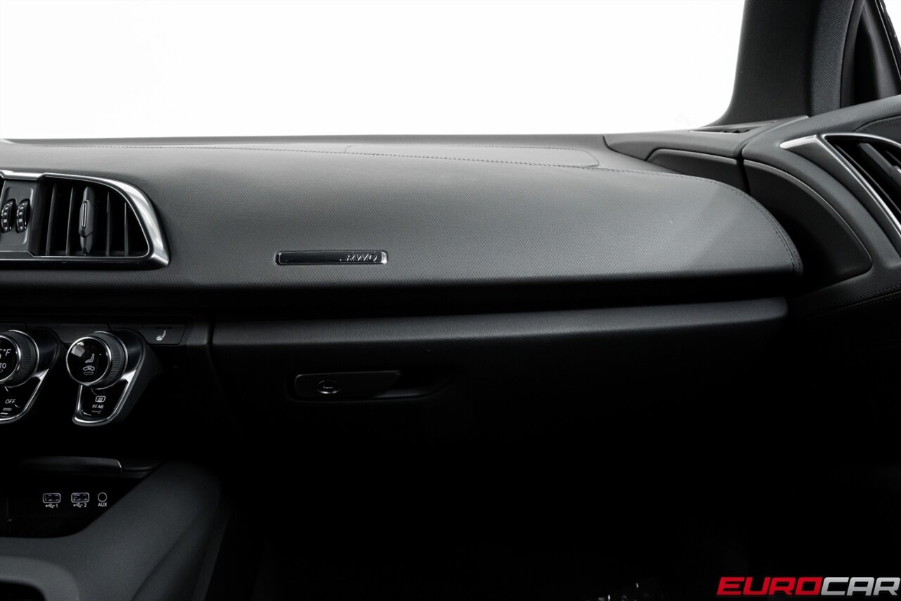 2022 Audi R8 5.2 V10 Performance RWD *CARBON FIBER SIDE BLADES * IMMACULATE CONDITION* - Photo 34 - Costa Mesa, CA 92626