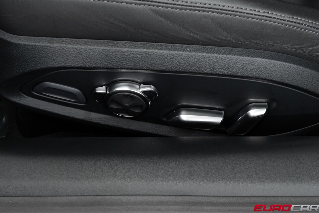 2022 Audi R8 5.2 V10 Performance RWD *CARBON FIBER SIDE BLADES * IMMACULATE CONDITION* - Photo 44 - Costa Mesa, CA 92626