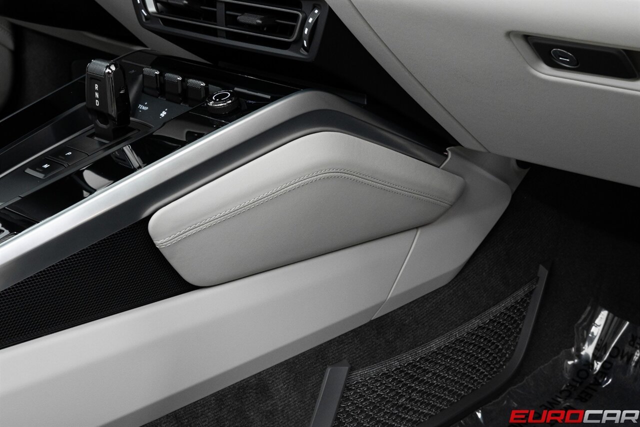 2025 Porsche 911 Turbo S *SPORTDESIGN PACKAGE * CERAMIC BRAKES * SPORT EXHAUST SYSTEM* - Photo 41 - Costa Mesa, CA 92626