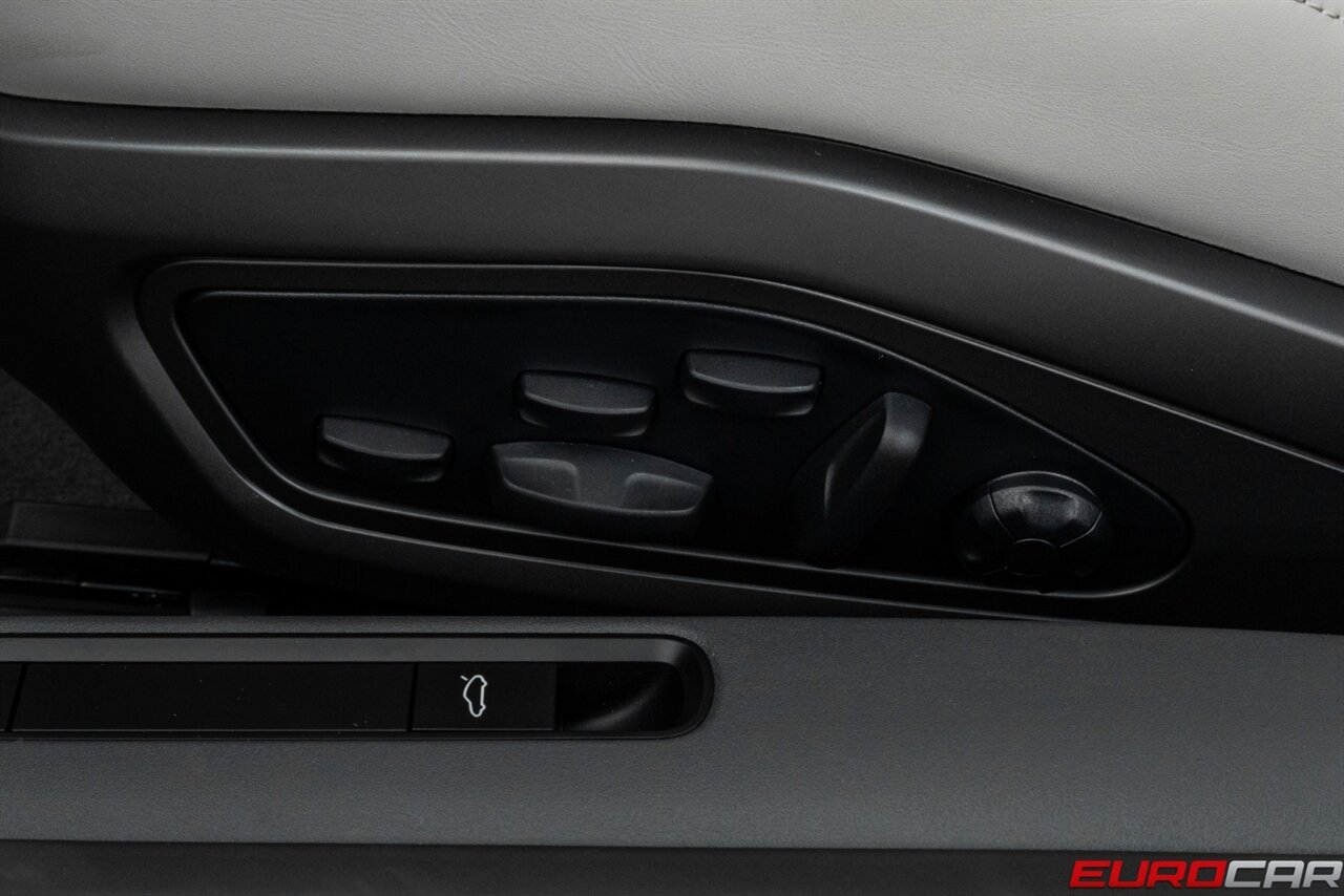 2025 Porsche 911 Turbo S *SPORTDESIGN PACKAGE * CERAMIC BRAKES * SPORT EXHAUST SYSTEM* - Photo 49 - Costa Mesa, CA 92626
