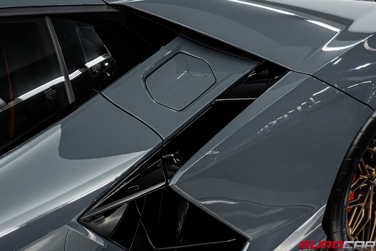 2025 Lamborghini Revuelto *$44,600 IN CARBON OPTIONS * SPECIAL PAINT * PPF* - Photo 18 - Costa Mesa, CA 92626