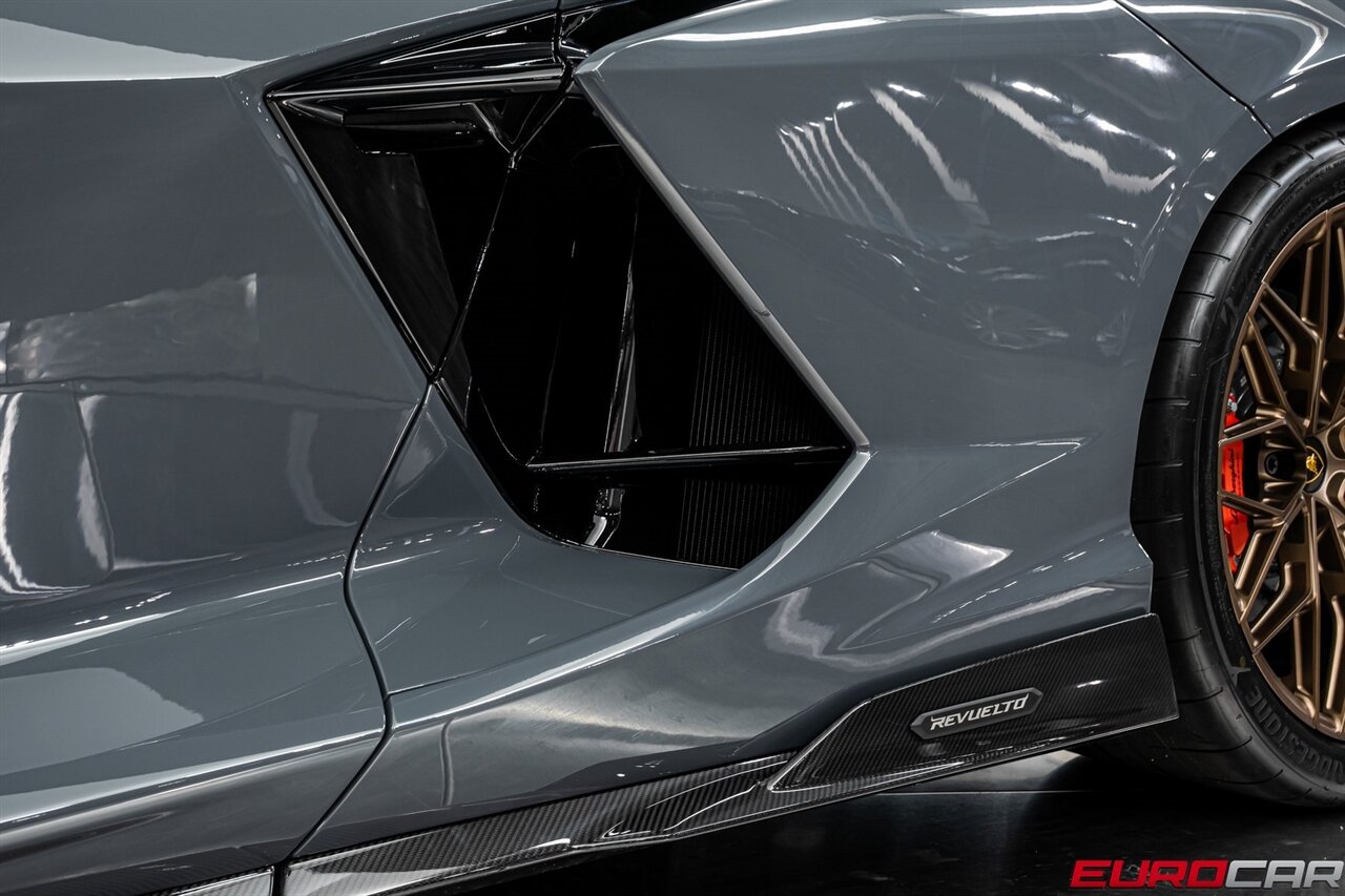 2025 Lamborghini Revuelto *$44,600 IN CARBON OPTIONS * SPECIAL PAINT * PPF* - Photo 19 - Costa Mesa, CA 92626