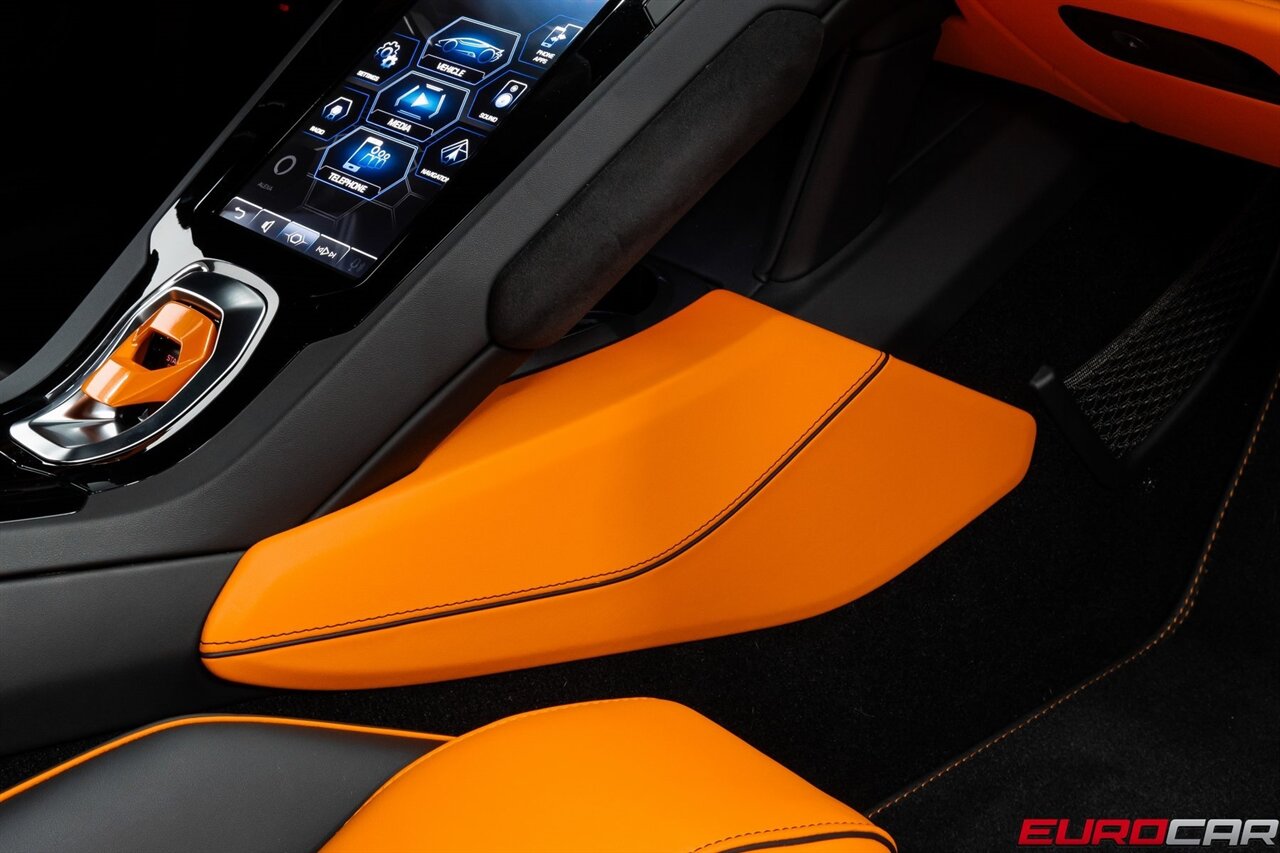 2023 Lamborghini Huracan EVO *SPECIAL FACTORY PAINT * CARBON SPORT SEATS* - Photo 35 - Costa Mesa, CA 92626