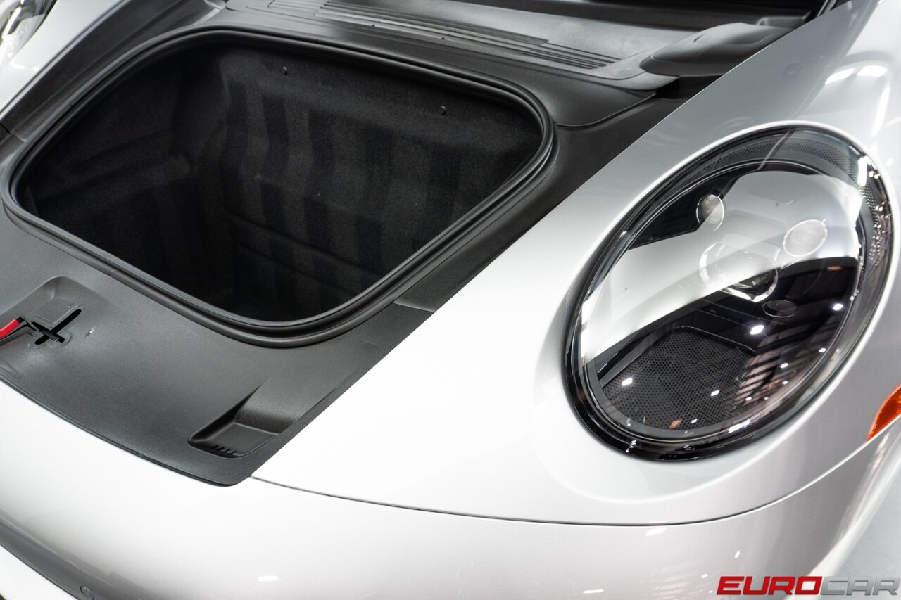 2024 Porsche 911 Targa 4 GTS  *FRONT AXLE LIFT SYSTEM * SPORTDESIGN SKIRTS* - Photo 10 - Costa Mesa, CA 92626