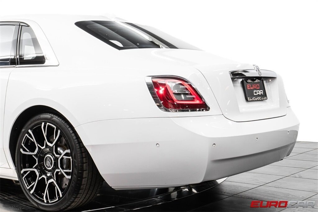 2024 Rolls-Royce Ghost  *BLACK BADGE WHEELS * STARLIGHT HEADLINER * BESPOKE INTERIOR* - Photo 17 - Costa Mesa, CA 92626