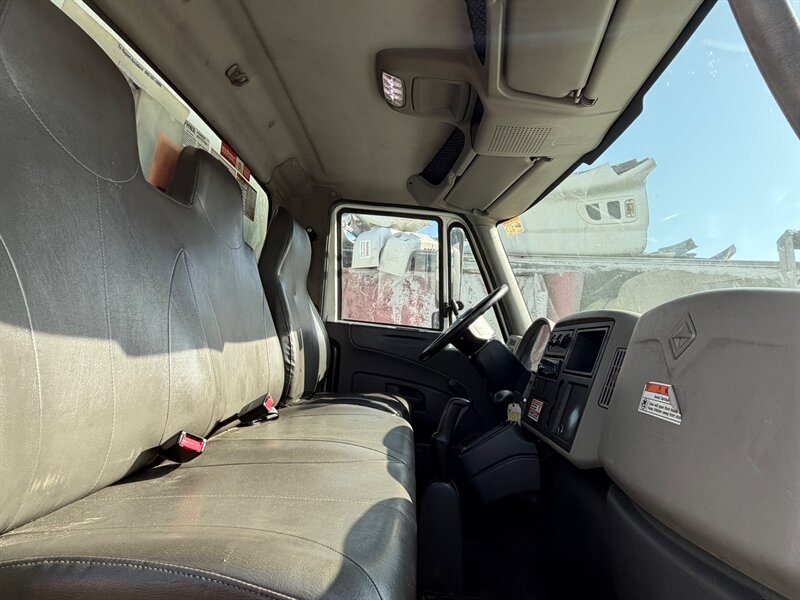 2017 International DuraStar 4300 - Photo 2 - Medley, FL 33166
