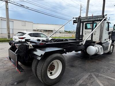 2018 Peterbilt 579 - Photo 2 - Medley, FL 33166