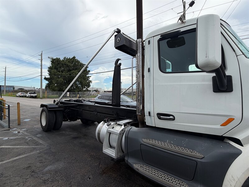 2018 Peterbilt 579 - Photo 3 - Medley, FL 33166