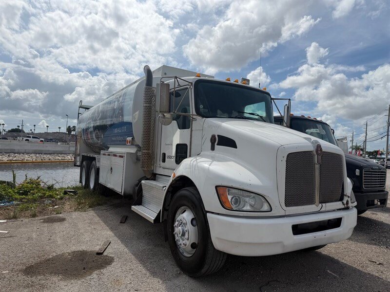 2017 Kenworth T370   - Photo 1 - Medley, FL 33166