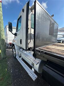2011 Freightliner CASCADIA   - Photo 6 - Medley, FL 33166