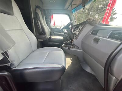 2014 KENWORTH T680   - Photo 3 - Medley, FL 33166