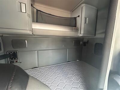 2014 KENWORTH T680   - Photo 5 - Medley, FL 33166