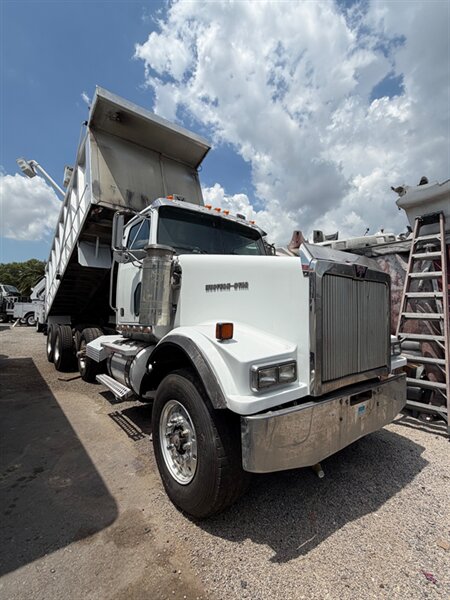 2005 Western Star 4900 SF   - Photo 1 - Medley, FL 33166