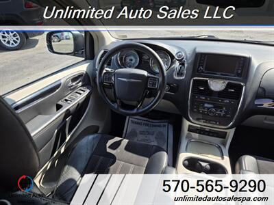 2015 Chrysler Town & Country Limited  Financing Available - Photo 17 - Larksville, PA 18651