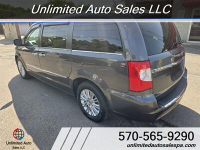 2015 Chrysler Town & Country Limited  Financing Available - Photo 4 - Larksville, PA 18651