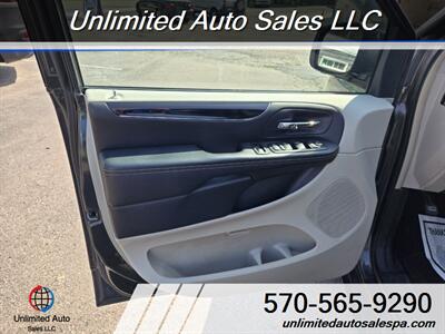 2015 Chrysler Town & Country Limited  Financing Available - Photo 10 - Larksville, PA 18651