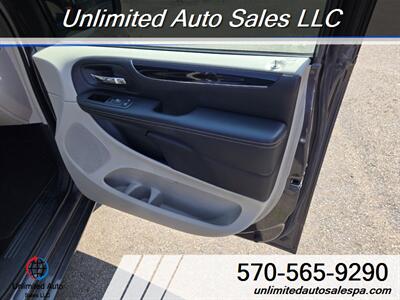 2015 Chrysler Town & Country Limited  Financing Available - Photo 16 - Larksville, PA 18651
